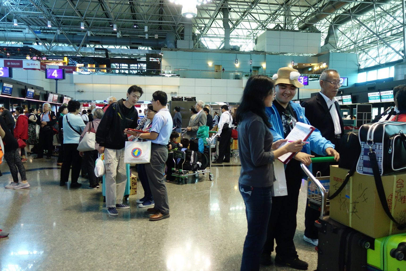 茶改場首度於桃園國際機場進行大陸觀光客來臺購買茶葉之問卷調查